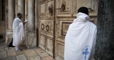 رهبان يقدمون أغصان الزيتون للمسيحيين في القدس الخالية من المارة في أحد السعف