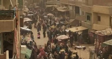 قارئ يشكو زحام المواطنين فى سوق عشوائى بقرية جزيرة محمد بالوراق