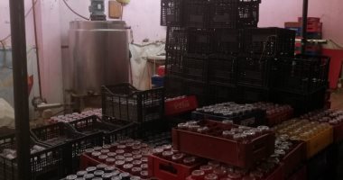 ضبط مصنع عصير فى سوهاج جمع 31 ألف زجاجة من القمامة لإعادة تعبئتها.. صور