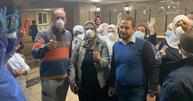 خروج 3 متعافين جدد من مستشفى العزل بقها بعد شفائهم من فيروس كورونا