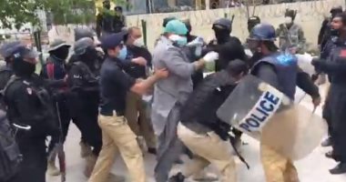 متظاهرون مناهضون لفرنسا يحتجزون ثمانية شرطيين باكستانيين رهائن