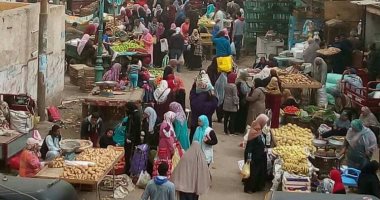 سوق عشوائى بكفر شكر القليوبية.. والأهالى: نخشى انتشار كورونا بسبب التجمعات
