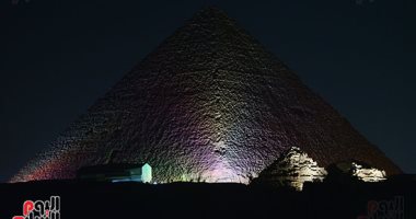 الأضواء الساحرة تزين أهرامات الجيزة وكوبرى قصر النيل