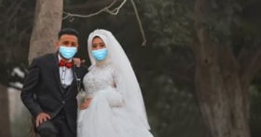 عريس يشارك بصور زفافه بالكمامة وبدون معازيم للوقاية من كورونا