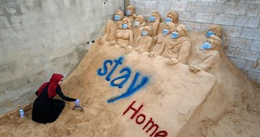 نحاتة فلسطينية تحث الناس على البقاء فى منازلهم من خلال "النحت على الرمال"
