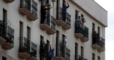 التصفيق من الشرفات للأطباء فى مدريد تحية لمحاربى كورونا