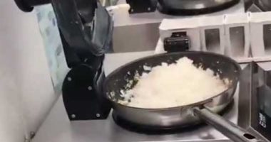 ربوتات للطبخ والدليفرى فى الصين لمنع انتشار عدوى كورونا.. فيديو
