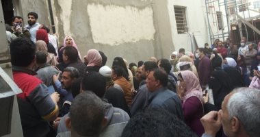 قارئ يرصد تجمعات وزحام المواطنين أمام أحد البنوك بكفر الشيخ