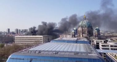صور.. اندلاع حريق فى قصر المدينة وسط برلين