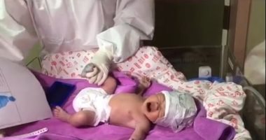 الحياة تعود.. أول طفل يولد بووهان الصينية بعد رفع الحجر الصحى عنها.. فيديو