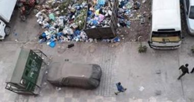 سيبها علينا .. شكوى من انتشار القمامة بشارع محطة السوق بالإسكندرية   