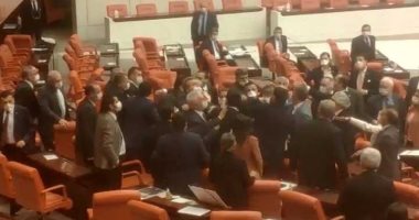 خناقة بالبرلمان التركى بين أعضاء حزب حليف لأردوغان وأخر معارض.. فيديو