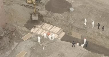 سجناء نيويورك يحفرون مئات القبور لضحايا فيروس كورونا (فيديو وصور)