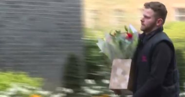 فيديو.. حكومة بريطانيا تستقبل الزهور والهدايا لـ بوريس جونسون