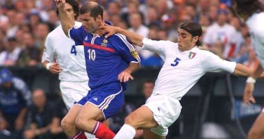 شاهد واستمتع.. مهارات زيدان مع منتخب فرنسا فى يورو 2000