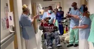  مشهد مؤثر لرجل 84 سنة يتعافى من كورونا وسط تصفيق الأطباء والتمريض.. فيديو