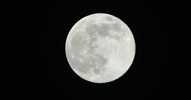 القمر يتعامد على الكعبة المشرفة اليوم فى ظاهرة يمكن رؤيتها بالعين المجردة
