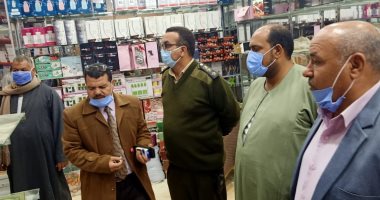 غلق وتشميع 5 محلات شمال بنى سويف لمخالفتها قرارات الحظر (صور)