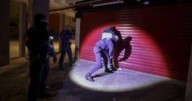 الشرطة الفرنسية تعتقل مخالفى حظر التجول فى مدينة نيس لمواجهة كورونا