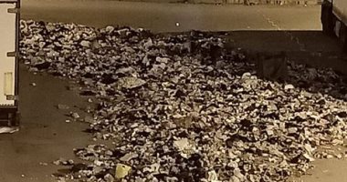 قارئة تشكو تراكم القمامة أمام منزلها وعدم وجود صناديق مخلفات بمدينة السلام