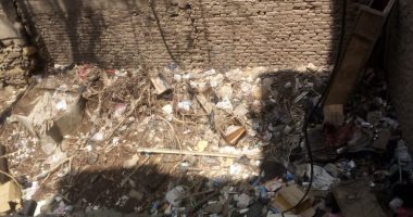 القمامة تؤرق سكان شارع الدرب الأحمر بالقاهرة