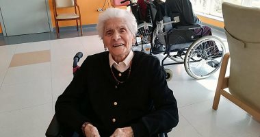 بالماء ومخفضات الحرارة فقط.. شاهد إيطالية عمرها 103 أعوام تقهر كورونا