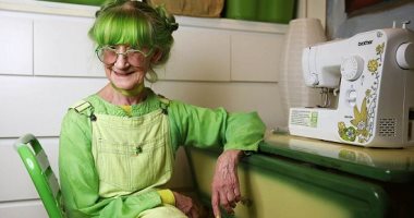 "جرين وومن" مسنة هولندية لونت كل حياتها بالأخضر.. من شعرها لأظافرها