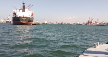السفن والقاطرات البحرية بميناء الإسكندرية تطلق أبواقها لدعم التجارة العالمية 