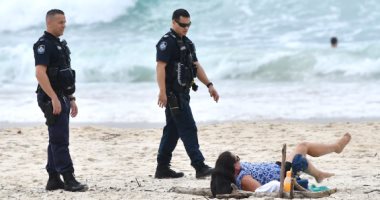 الشرطة تلاحق "راكبى الأمواج" فى شواطئ جولد كوست بأستراليا بسبب كورونا