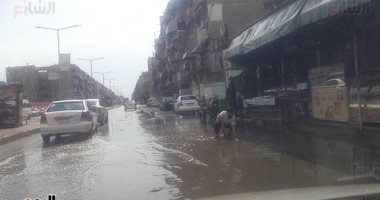 انتشار سيارات شفط مياه الأمطار على الطرق.. وطوارئ فى غرف العمليات