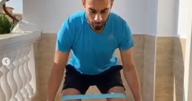 عمرو السولية يستغل العزل الصحي المنزلي لرفع لياقته البدنية من البلكونة. فيديو وصور