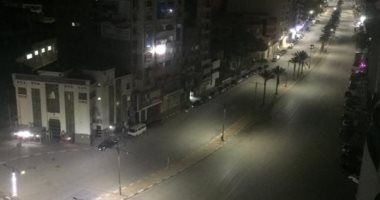 "حسين" يشارك بصور لالتزام السكان شارع الجيش بمدينة السويس بحظر التجوال