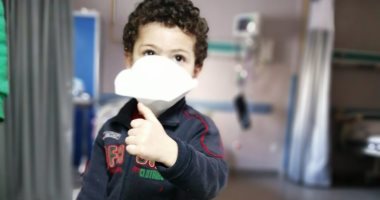 خروج أصغر طفل متعاف من فيروس كورونا من مستشفى قها.. صور وفيديو