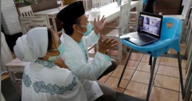 للكورونا أحكام.. عروسان فى إندونيسيا يحتفلان بزفافهما على الإنترنت.. صور