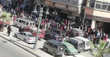 قارىء يشكو من تجمعات المواطنين امام المحلات بمنطقة الهانوفيل بالإسكندرية
