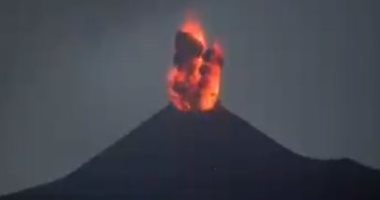 لحظة ثوران بركان كراكاتوا في إندونيسيا..حمم النار والرماد في الهواء (فيديو)
