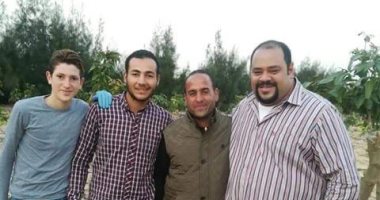 محمد ممدوح وسيد رجب والمخرج تامر محسن فى كواليس " تقاطع طرق " لمنى زكى 
