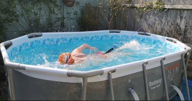 فيديو.. بريطانية تواصل تدريبات السباحة بطريقة مبتكرة فى حديقة منزلها