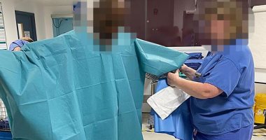 أطباء يحولون ستارة المستشفى لملابس تحميهم من كورونا لنقص معدات الوقاية..صور