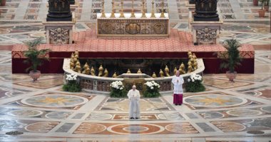 البابا فرانسيس يقود صلاة عيد الفصح بدون مصليين بسبب كورونا