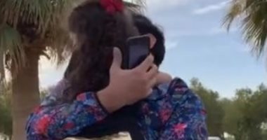 لحظات مؤثرة للقاء عبد الله بوشهري بأبنته بعد غياب شهرين بسبب كورونا..فيديو