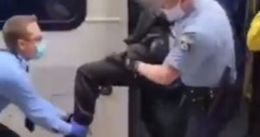 الشرطة الأمريكية تستخدم العنف مع مواطن رفض ارتداء كمامة فى حافلة.. فيديو