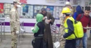 صور.. القوات المسلحة توزع كمامات مع التذاكر بمحطتى مترو الشهداء والسادات 