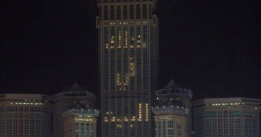 رسالة توعية من مبنى الساعة بالمملكة العربية السعودية: خليك فى البيت