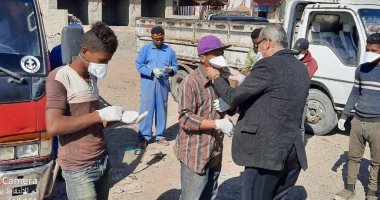 رئيس مدينة رأس غارب يوزع كمامات على عمال النظافة بالشوارع.. صور
