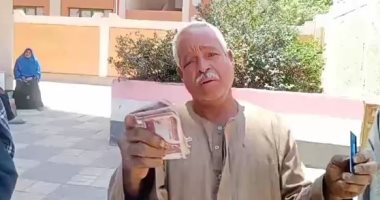 فيديو.. عمال يصرفون منحة الـ500 جنيه بسوهاج: الرئيس صدق والإخوان بتوع شائعات