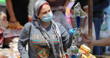 المصريون يلتزمون بارتداء الكمامات للوقاية من فيروس كورونا