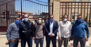 مسئولو مستشفى أرمنت بالأقصر يحتفلون بشفاء طبيبين من فيروس كورونا.. فيديو وصور