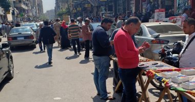 زحام بأحد شوارع العتبة بعد عودة بعض الباعة الجائلين.. صور