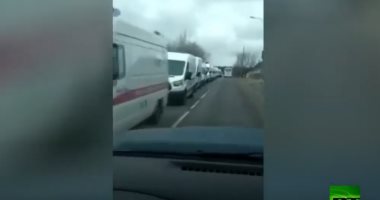 فيديو.. طابور طويل من سيارات الإسعاف أمام أحد مستشفيات ضواحى موسكو